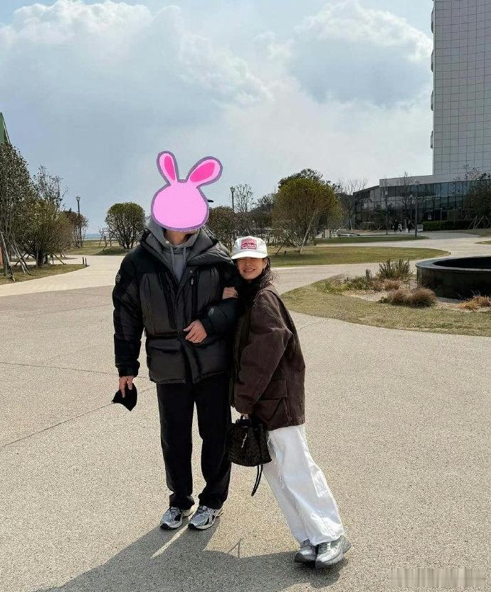孙艺珍晒与玄彬合照 打码合照中，玄彬对孙艺珍的爱意从眼神中溢出，“玄盯盯” 再次