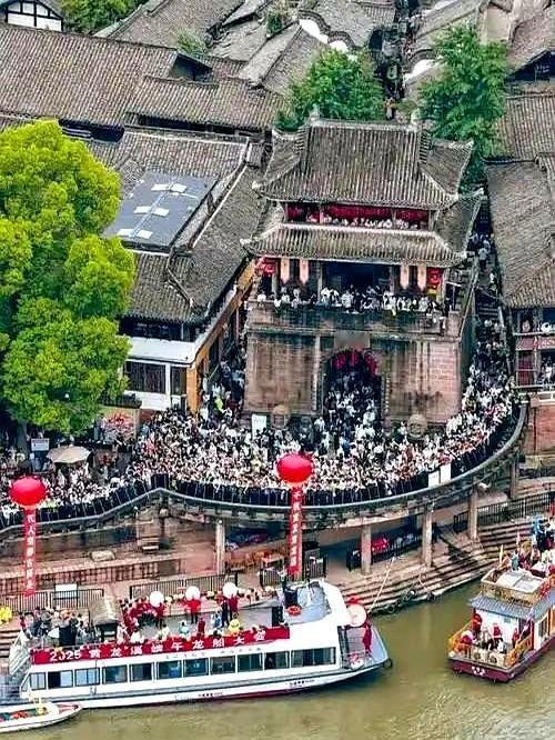 成都和眉山两地的职工，竟然用这种方式“卷”起来了。

黄龙溪古镇，一声令下，18