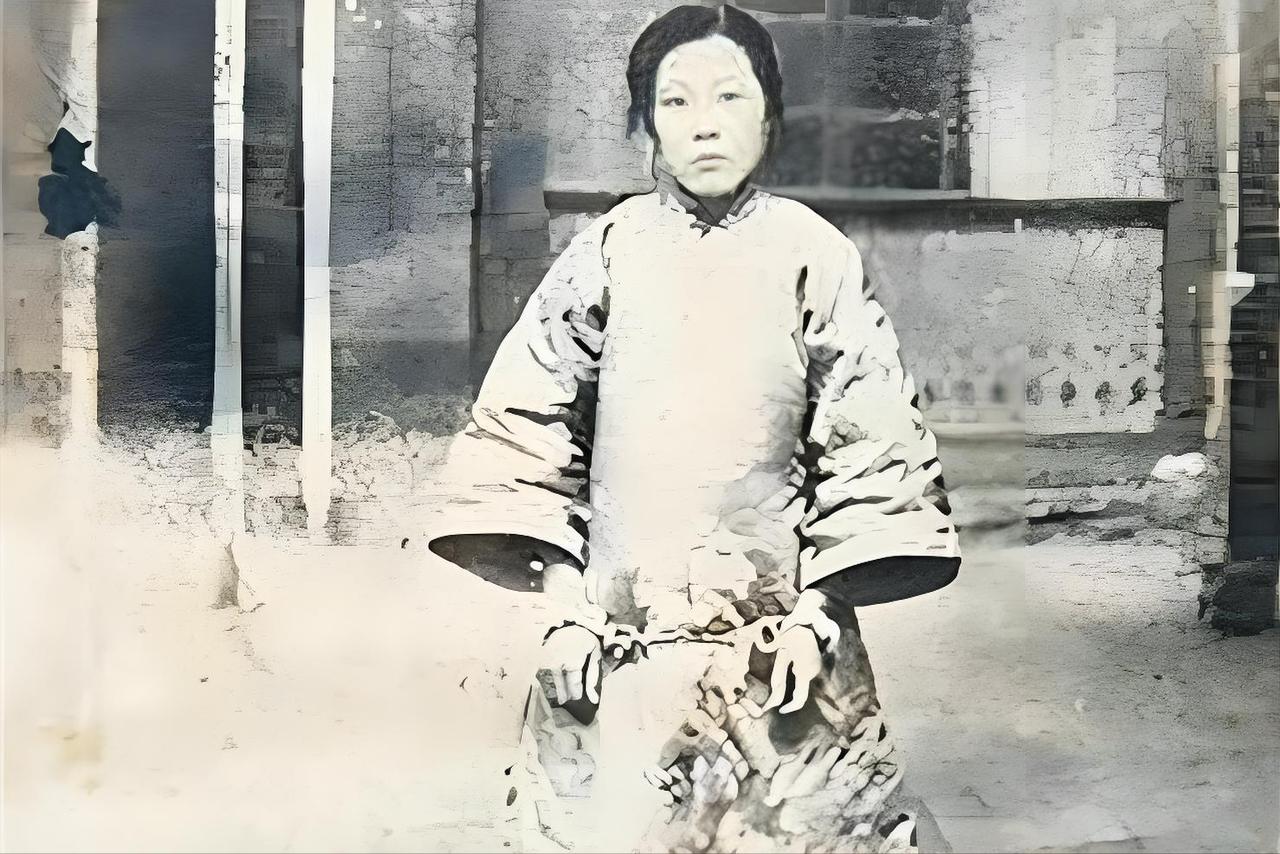 1925年，威震东北的女匪首张淑贞（驼龙）藏身公主岭鸿顺班妓院隐匿。她刚替一位阔