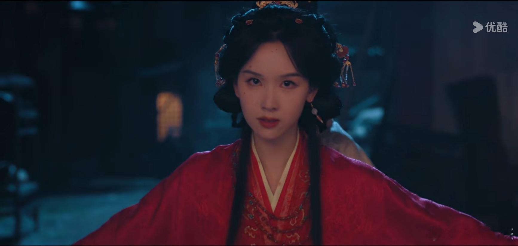 杨龙导演拍的，他拍人不错的，氛围感和画面都可以。陈都灵/周翊然之间有火花，感觉能