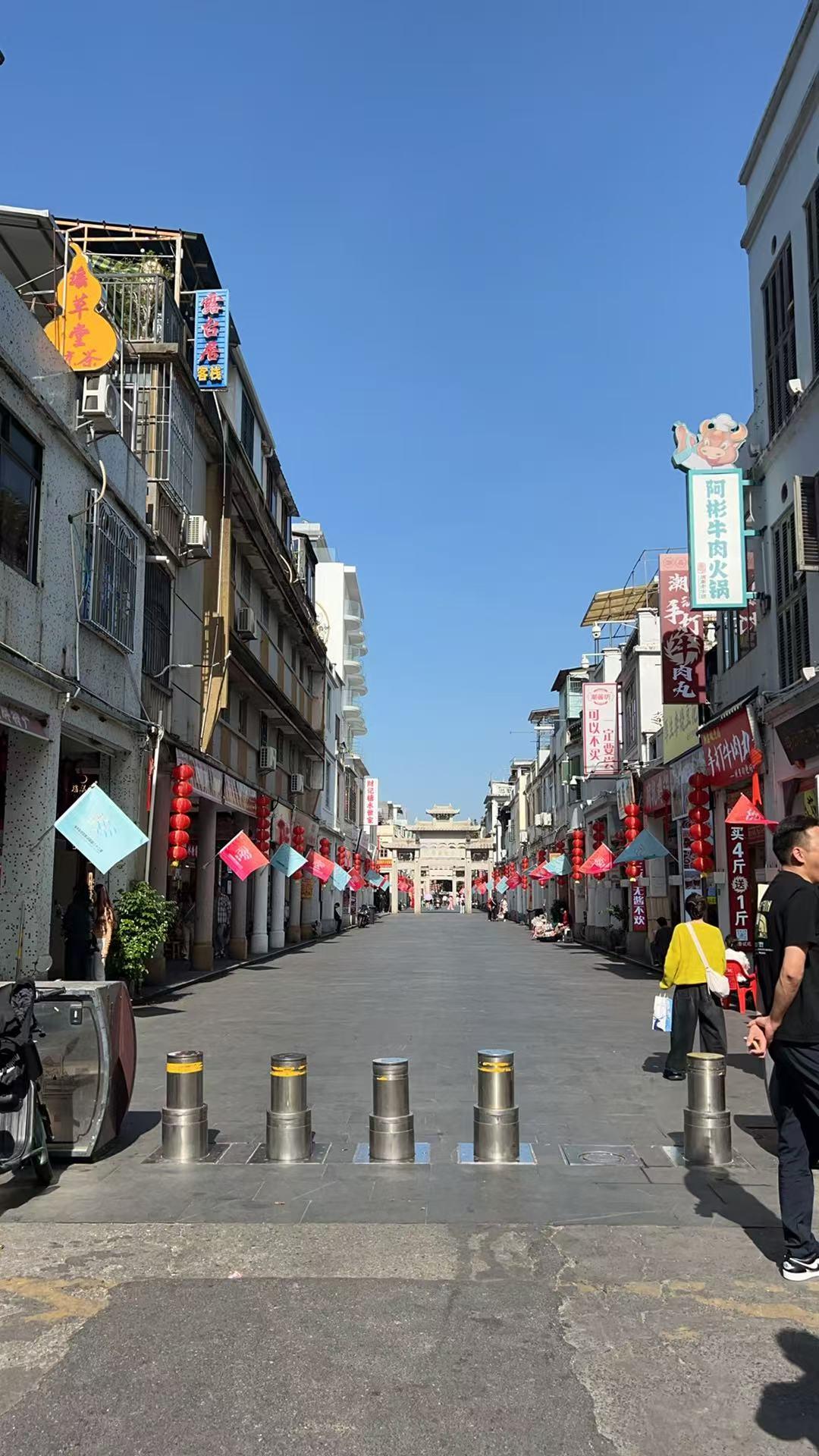 今天天气很好，有太阳，天蓝蓝的。
老婆和大女儿去潮汕地区旅游，小女儿跟学校去长隆