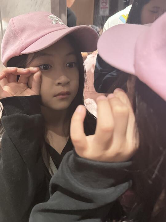 你们家女儿会拔自己睫毛吗？