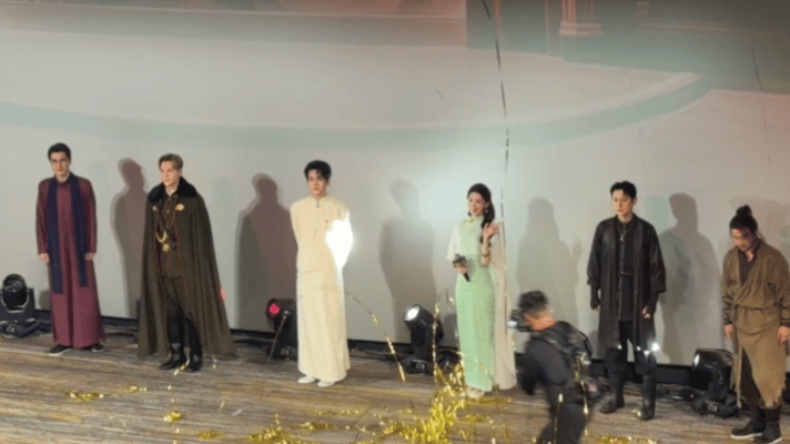 九门出场如此有排面九门全员戏服剧宣《九门》剧组全员身着角色戏服亮相剧宣现场，造型