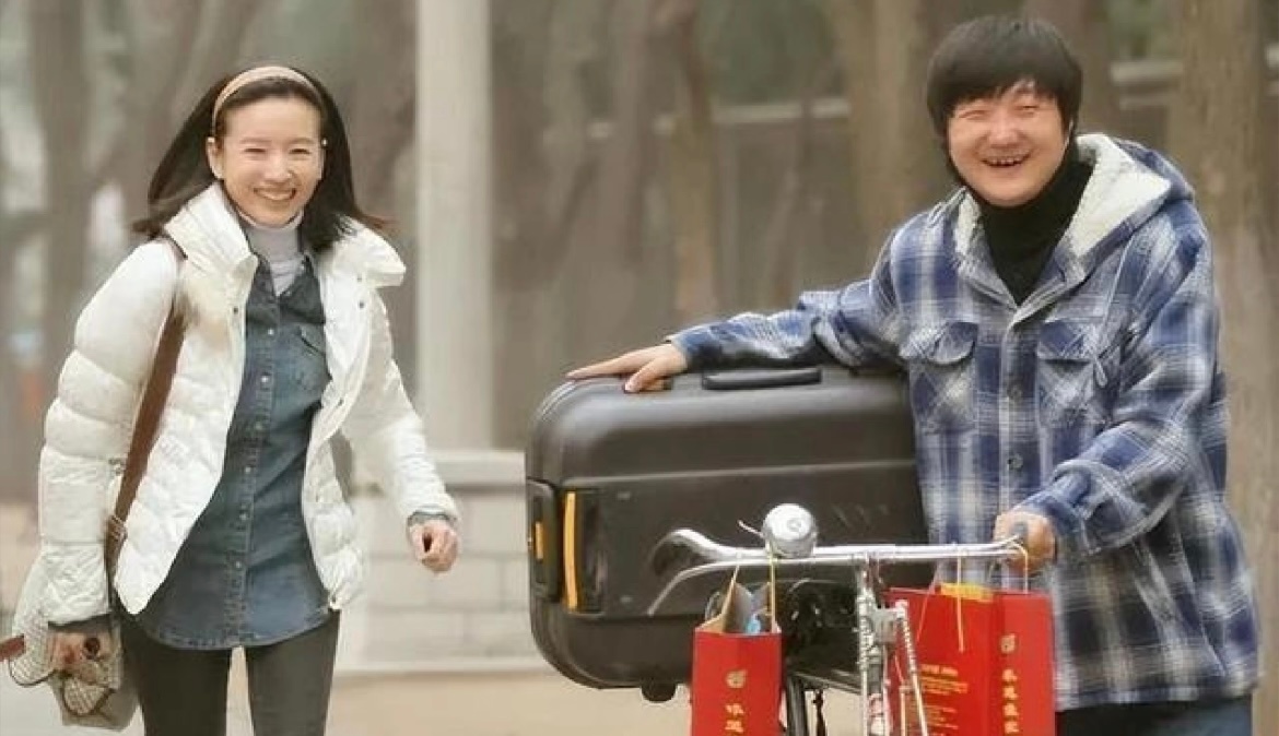 上一个不拉窗帘的是董洁和王大治人周也正常谈恋爱，这样说就有点过了吧，董洁和王大治