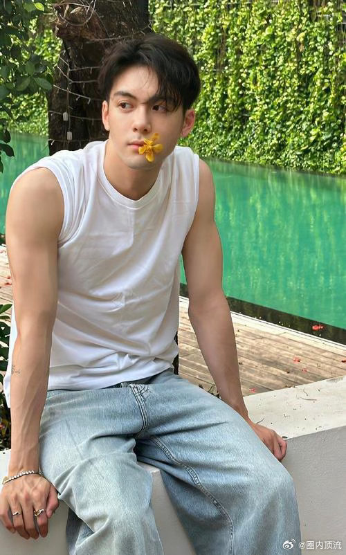 曾舜晞倒三角身材曾舜晞倒三角谁能拒绝曾舜晞！完美倒三角身材，腹肌线条分明，宽肩窄