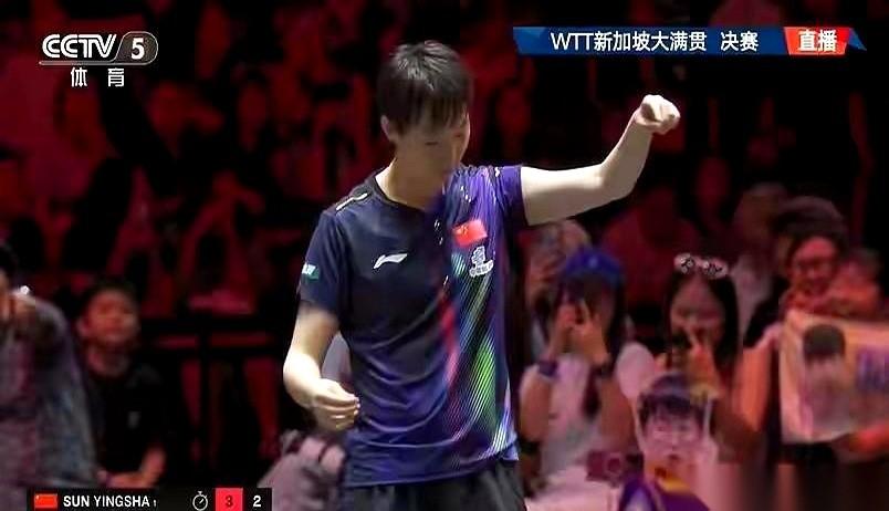 女单决赛，关键时刻，王曼昱猛地低头，不是看球，是盯着自己胸前那件定制战袍。只见一