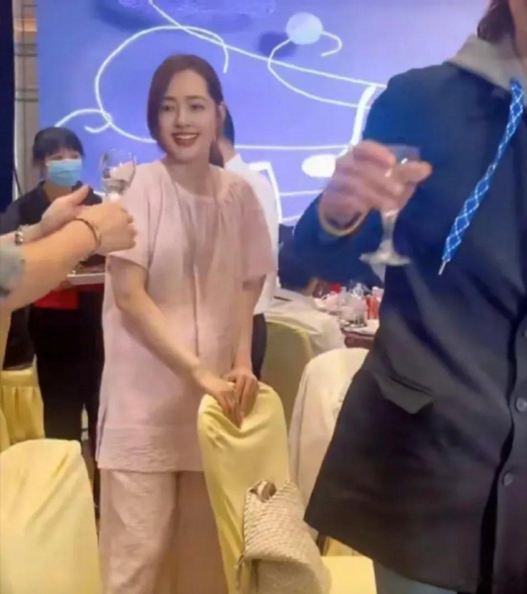 郭碧婷好福气已经怀三胎了 郭碧婷又怀上了，富豪有钱人家就好，追求多子多福，其他什
