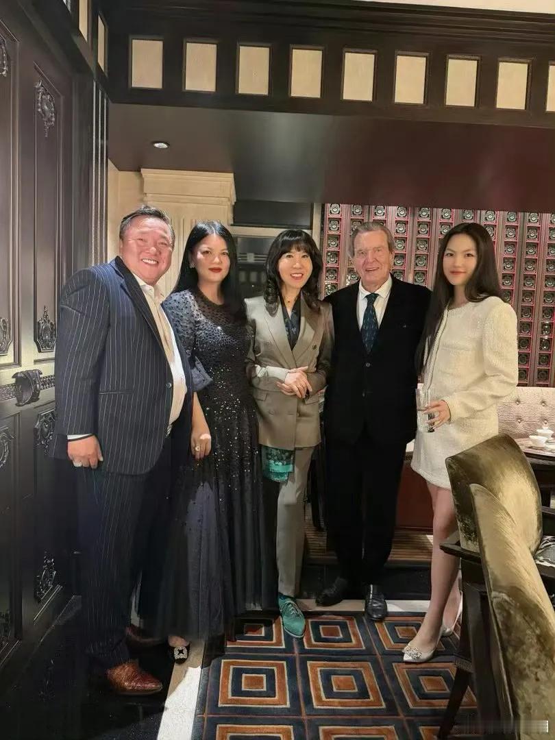 沉寂半年的李湘又开始炫了，这次炫的对象是德国前总理格哈德·施罗德（Gerhard