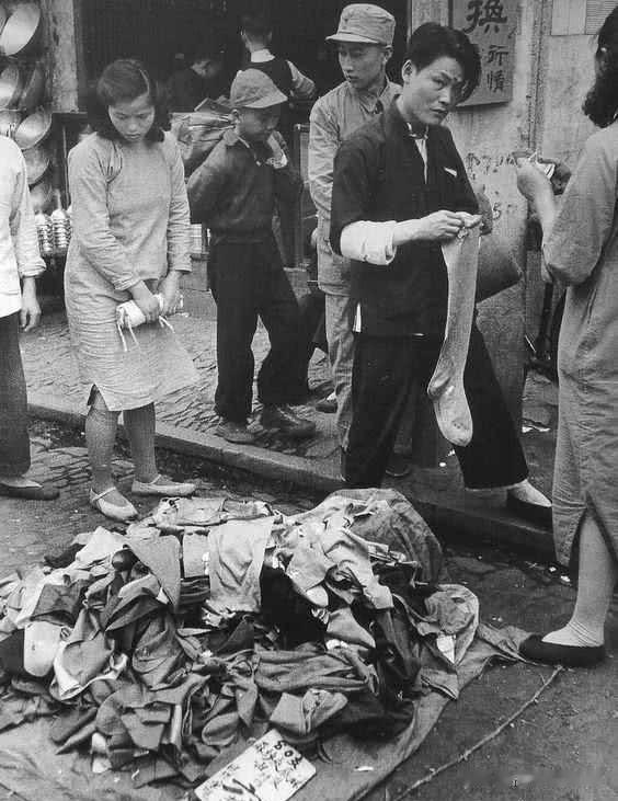 一组民国时期摆地摊的老照片