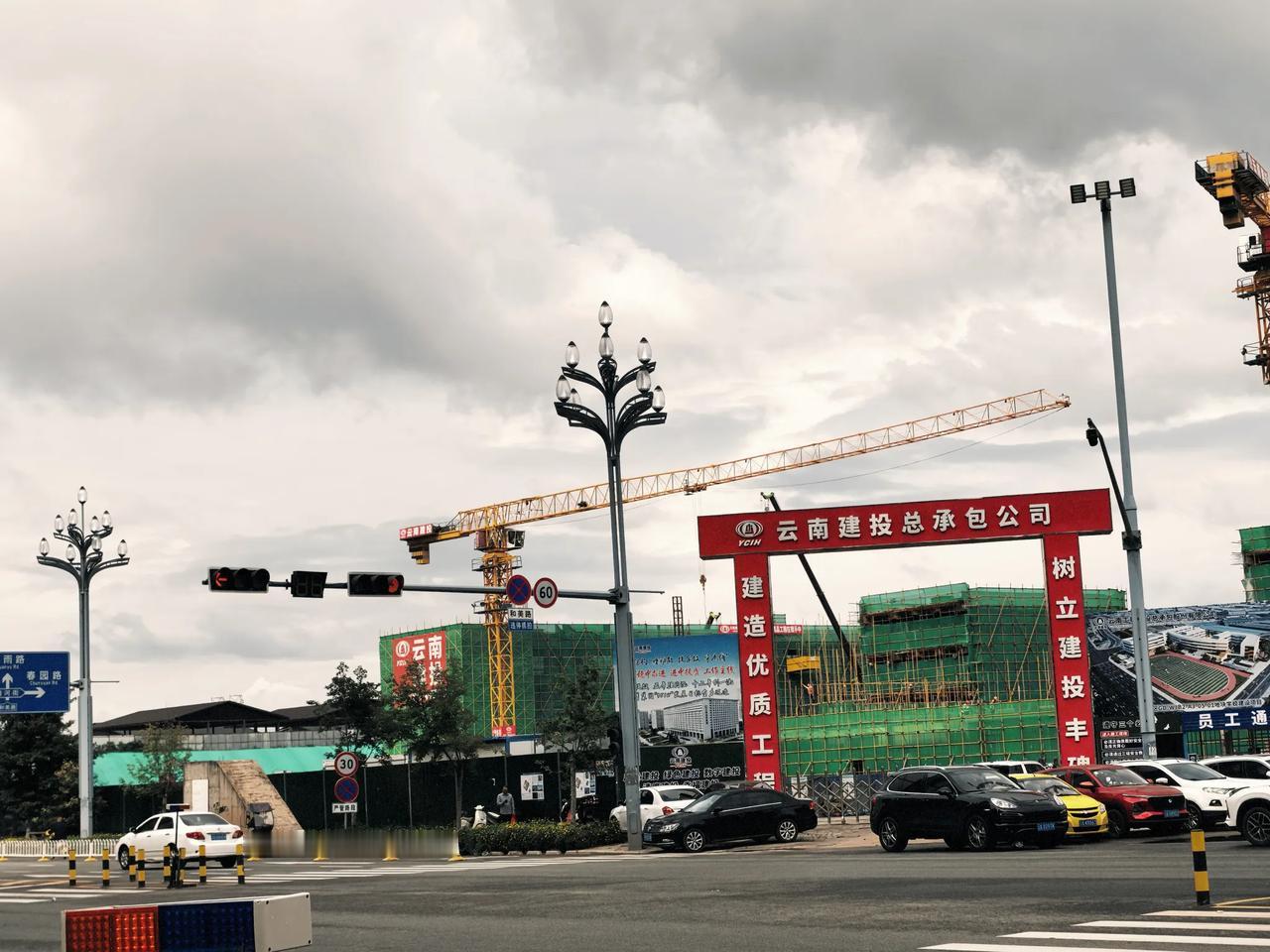 巫家坝的第三所小学建得好快，现在看马上就封顶了。工程量挺大的，挖了一座山（假山）