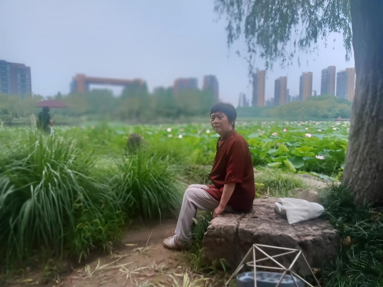 大暑
藏头诗
文/李兴伟
暑气月中又升温，
热得汗水似雨淋。
月落西山气候闷，