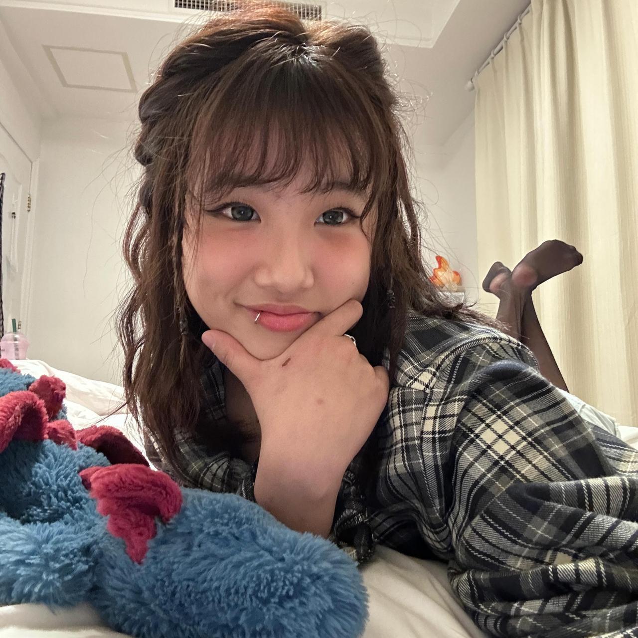她是著名影星贾静雯的女儿，今年都已经19岁，可惜没有遗传到妈妈的好基因，不过以后