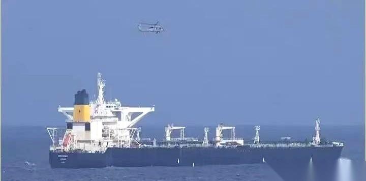 我跟你说个事儿，你可能觉得是电影剧本。
美军的特种兵，枪都上膛了，直升机就在头顶