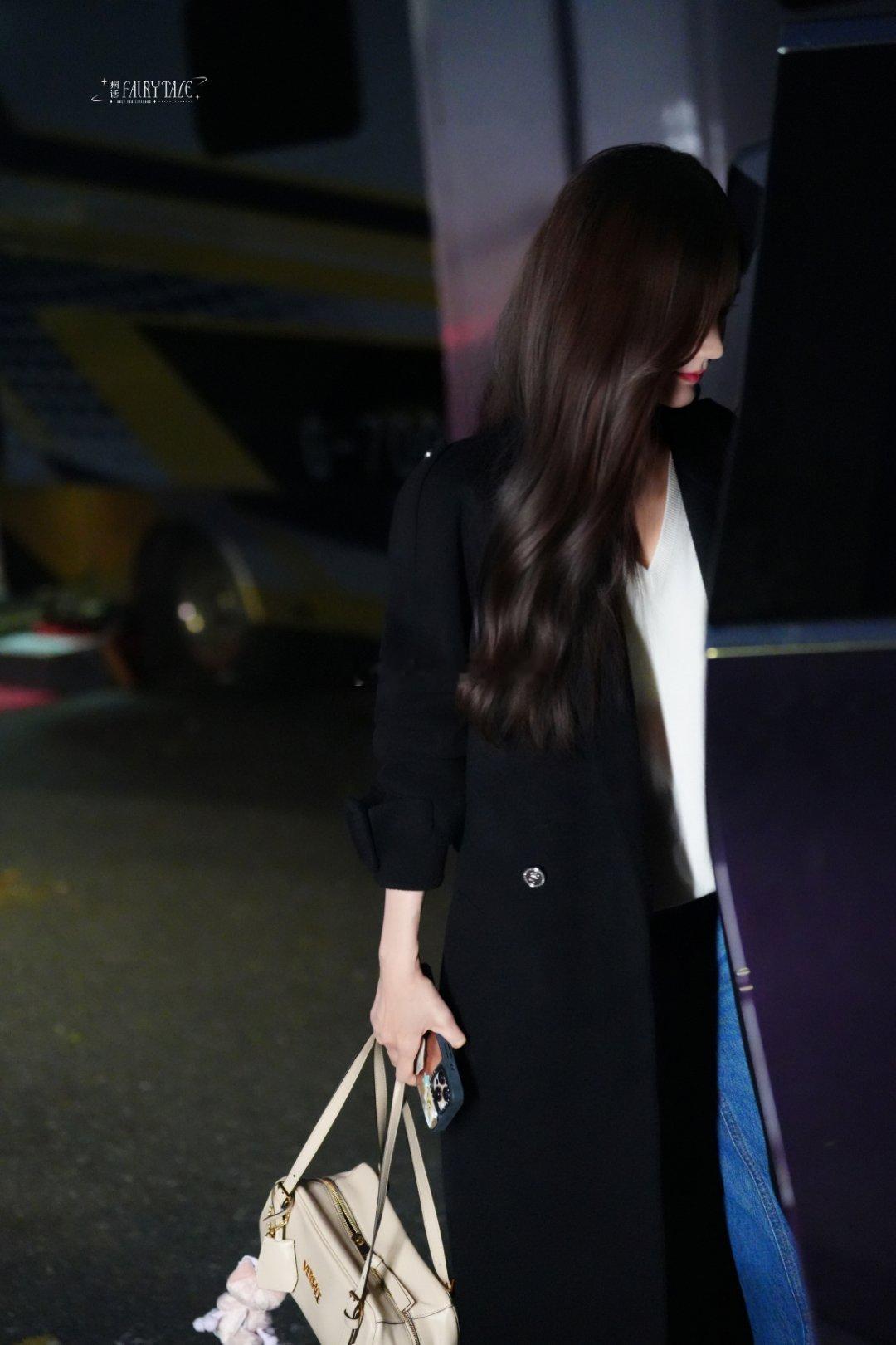 李一桐出发范思哲成都路透，姐姐好飒！ 