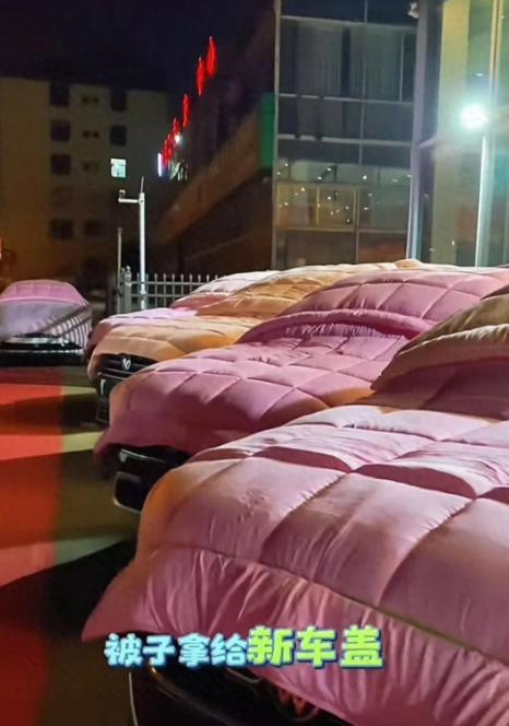 4月27日云南曲靖麒麟区，当地一家二手车交易中心遇冰雹暴雨预警，又见周边车辆遭冰