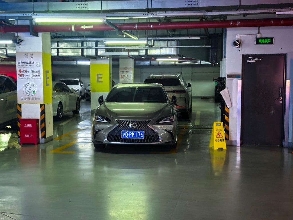 在商场停车，最爱的车位，两柱子一车位，非常爽 ​​​