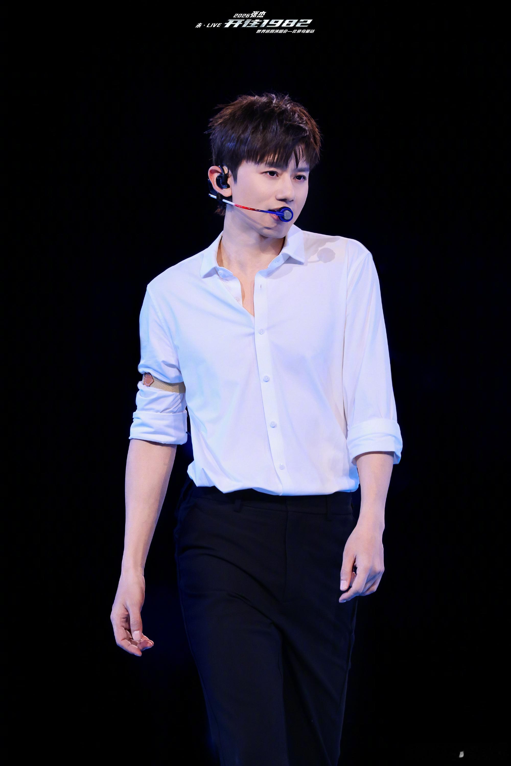 张杰北京鸟巢站幕后张杰发了北京鸟巢幕后，今晚斗转星移的第13场，一年里北京鸟巢的