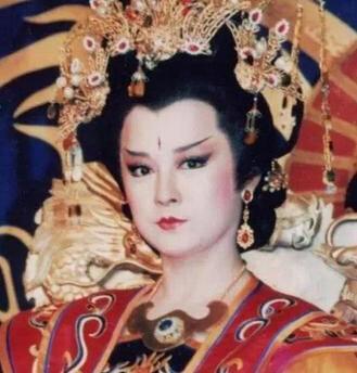 一天，太子李弘路过掖庭，看到被幽禁的两个姐姐，都三十多岁了还没有嫁人，回去后便向