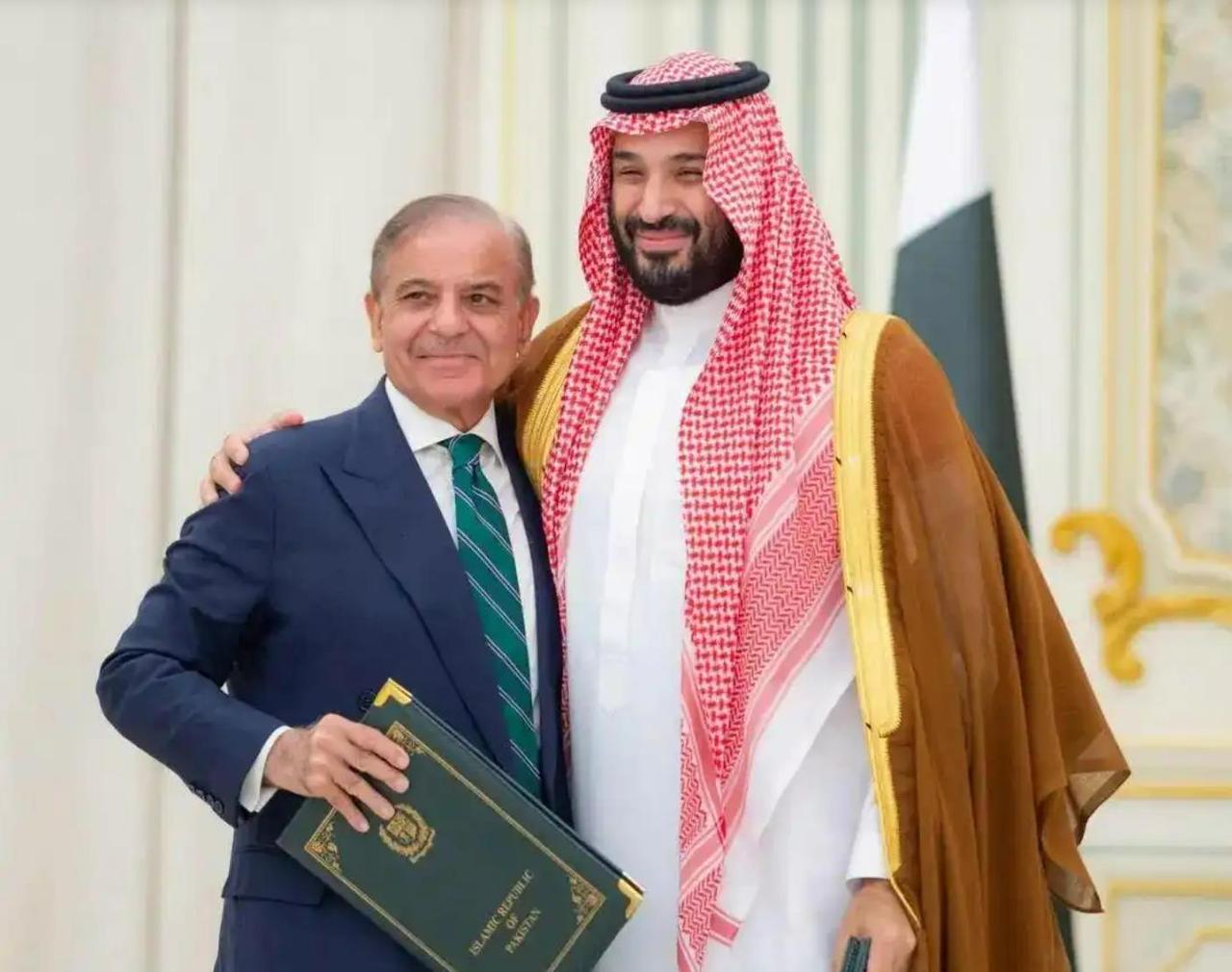 高光时刻！枭龙战机亮剑波斯湾，巴铁空军协防沙特，50 亿大单改写中东格局

4 