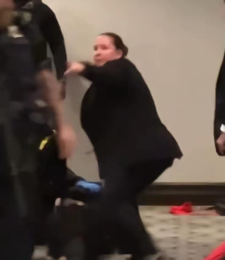 [月亮]美国特勤局这名女保镖再次火出圈，她第一次出圈是在特朗普遭枪击暗杀那次，手