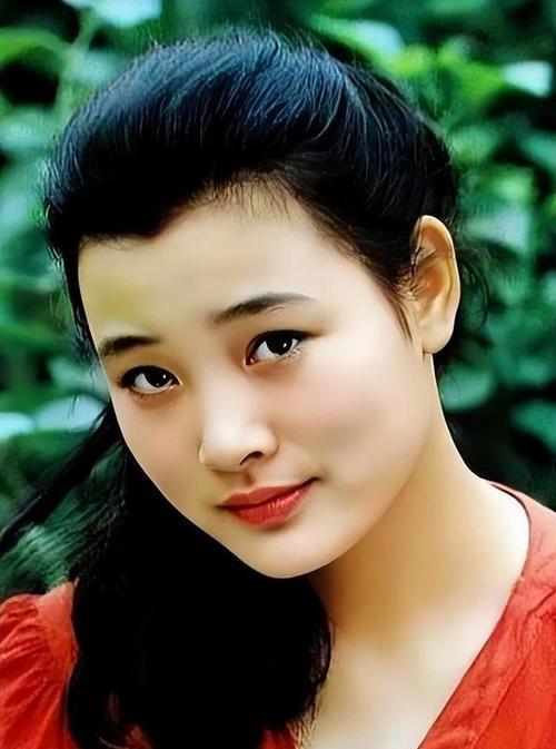 19岁的陈冲，美的的确像“小花”似的，竟一举斩获“百花奖”新影后。如果当年不去美