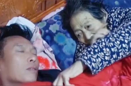 陕西一男子为了照顾病重的母亲，每天与母亲同床而眠。然而，一天他醒来时发现母亲已经