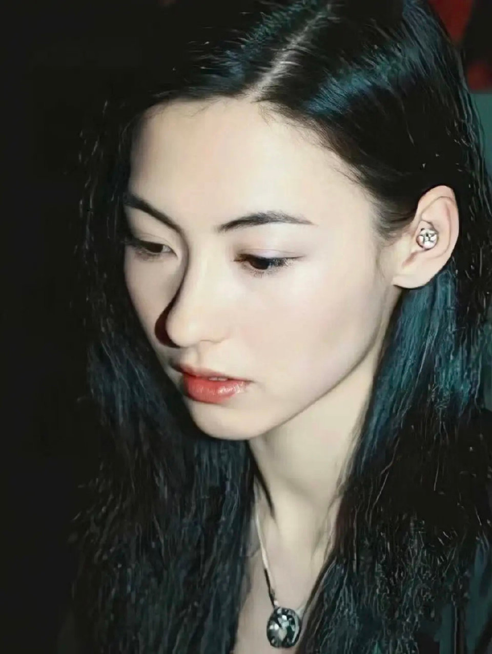 张柏芝年轻时候身材更偏少女形态，戏里不是清纯形象就是演底层人物，是给人感觉太接地