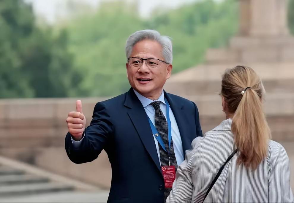 当看到华为发布韬定律的时候，黄仁勋的心里估计已经开始骂特朗普了！

当初我要把芯