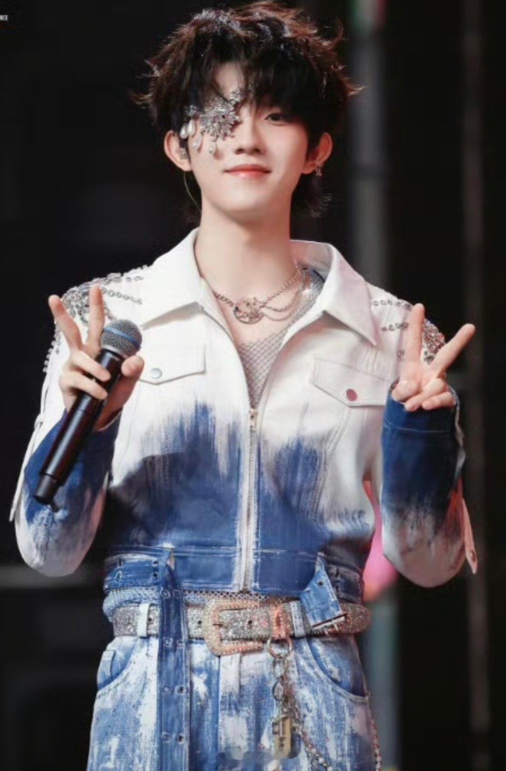 苏新皓我就不穿秋裤都冬天了还穿什么秋裤？秋天才穿秋裤的嘛，而且穿了秋裤就不帅了.