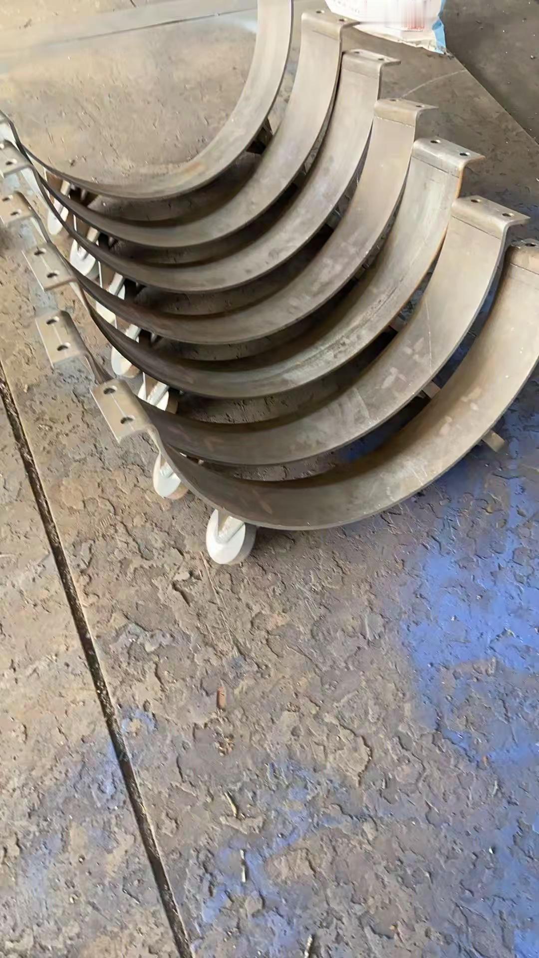 穿越水泥管的滑车