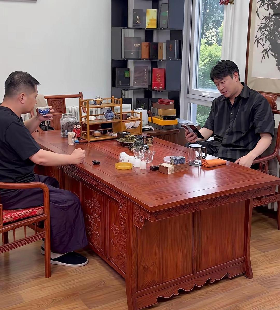 演出间隙的曹云金与何云伟