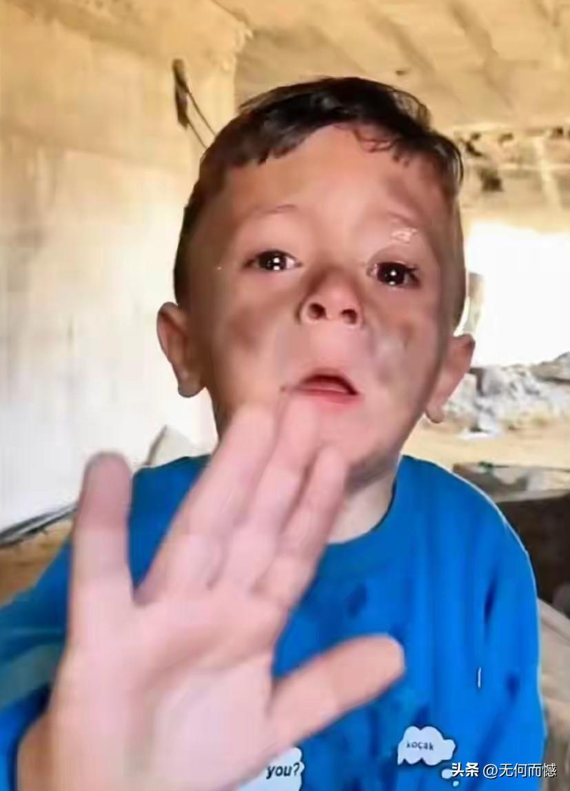 看到这个泪目的孩子，脸上还有烟熏火燎的痕迹，也让人不知不觉泪目了！战争的最大受害