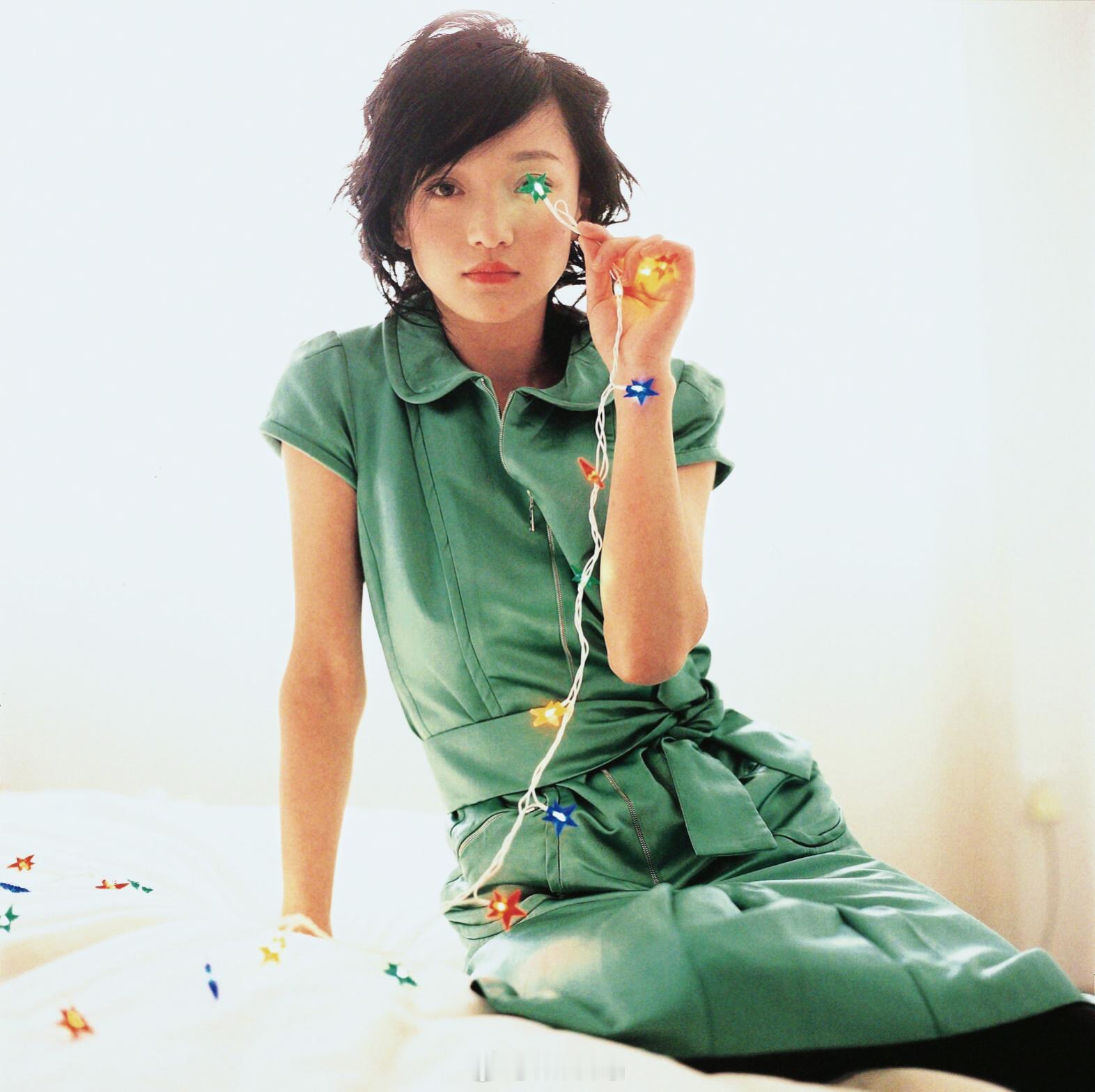 周迅[超话]旧相簿子 周迅，2003。清新的绿裙，闪烁的眼眸，灵动的她。周迅 摄