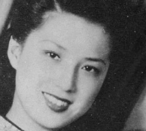 1974年，62岁的蒋梅英被26岁的男警员周荣鹤紧紧搂在怀中强吻，她把这件事情告
