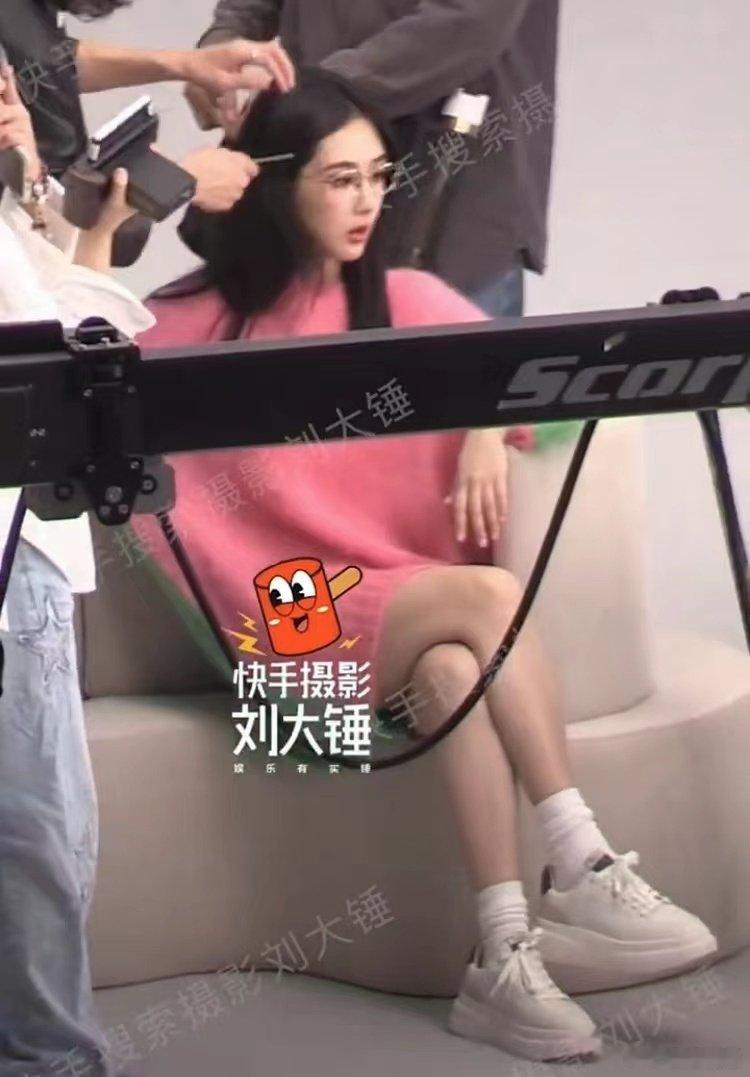 #戴眼镜的杨紫##杨紫粉色连身毛衣# 戴眼镜的杨紫，期待正片 ​​​