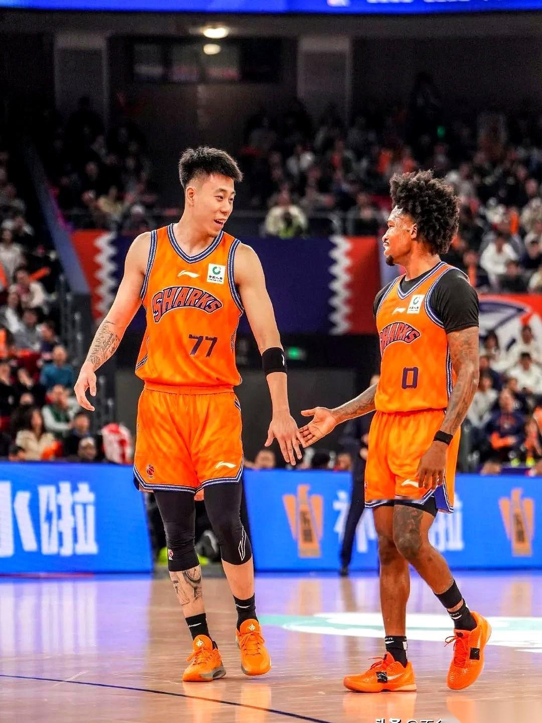 最让人心疼的，不是输了一场球。
是眼睁睁看着那些曾经被捧上天的孩子，突然就没球可