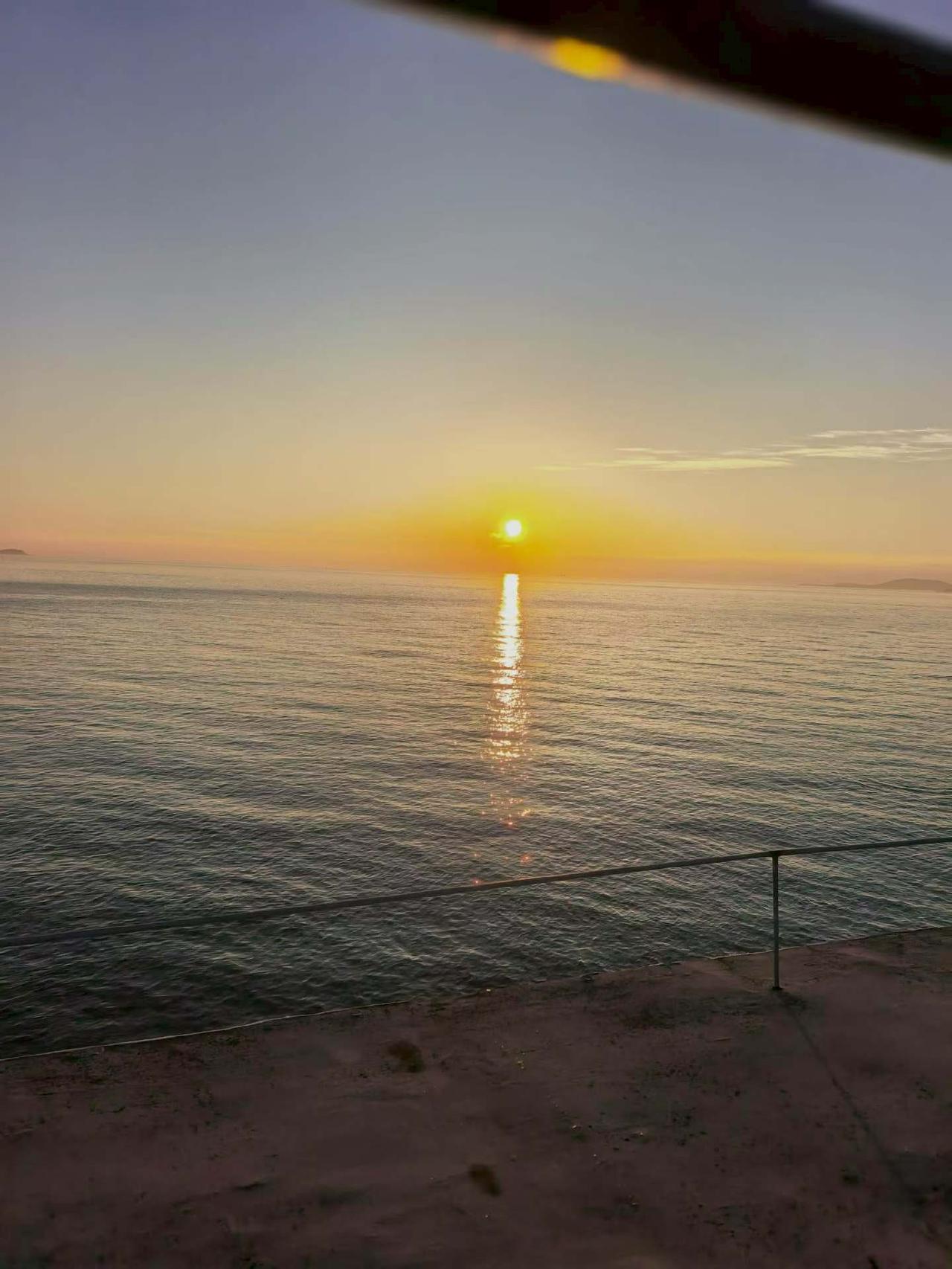 海边的夕阳真美啊！瑜伽姿势你喜欢吗 户外瑜伽照怎么拍 交换一张瑜伽体式图 练习瑜