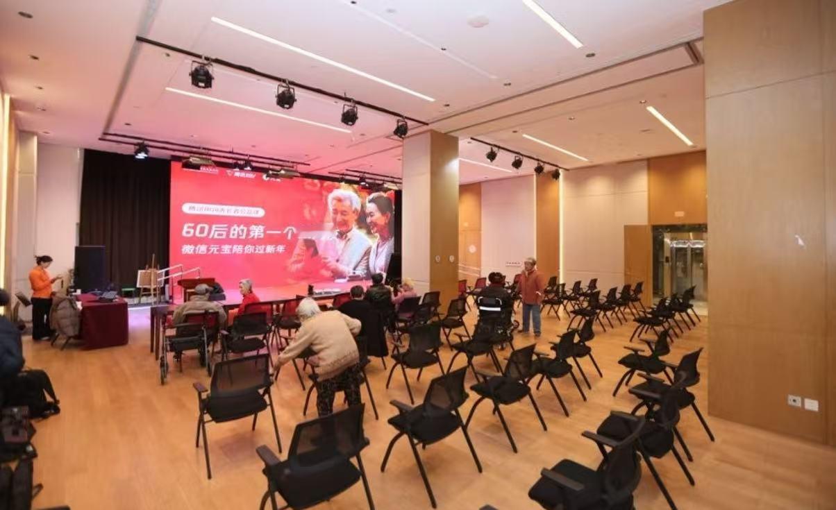 AI能让长辈更会用手机吗 可以叫让长辈学会用AI聊天助手！学会了之后，天天抱着手