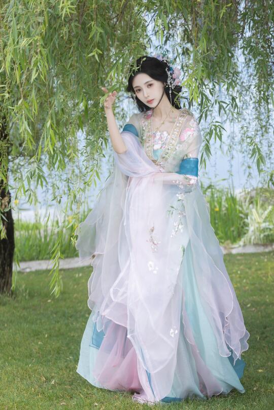 新品汉服 | 带上新汉服去和花花🌸约会