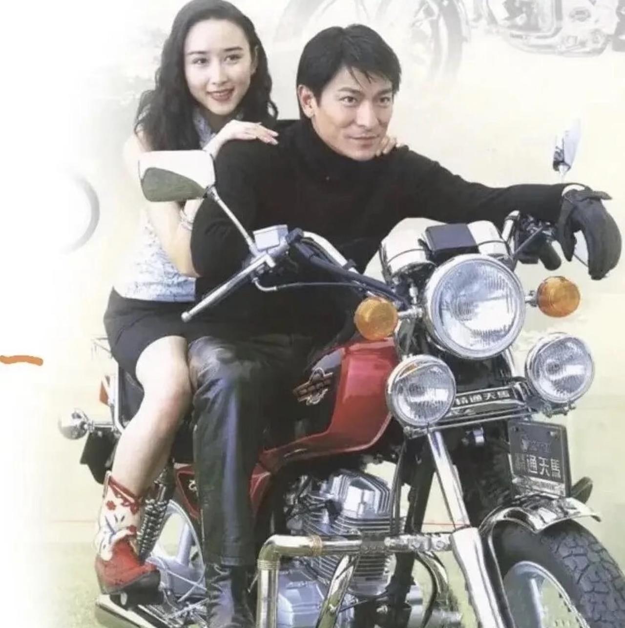 1995年，还没出道的胡静和刘德华合拍广告的画面。

当时，胡静才17岁，还没考