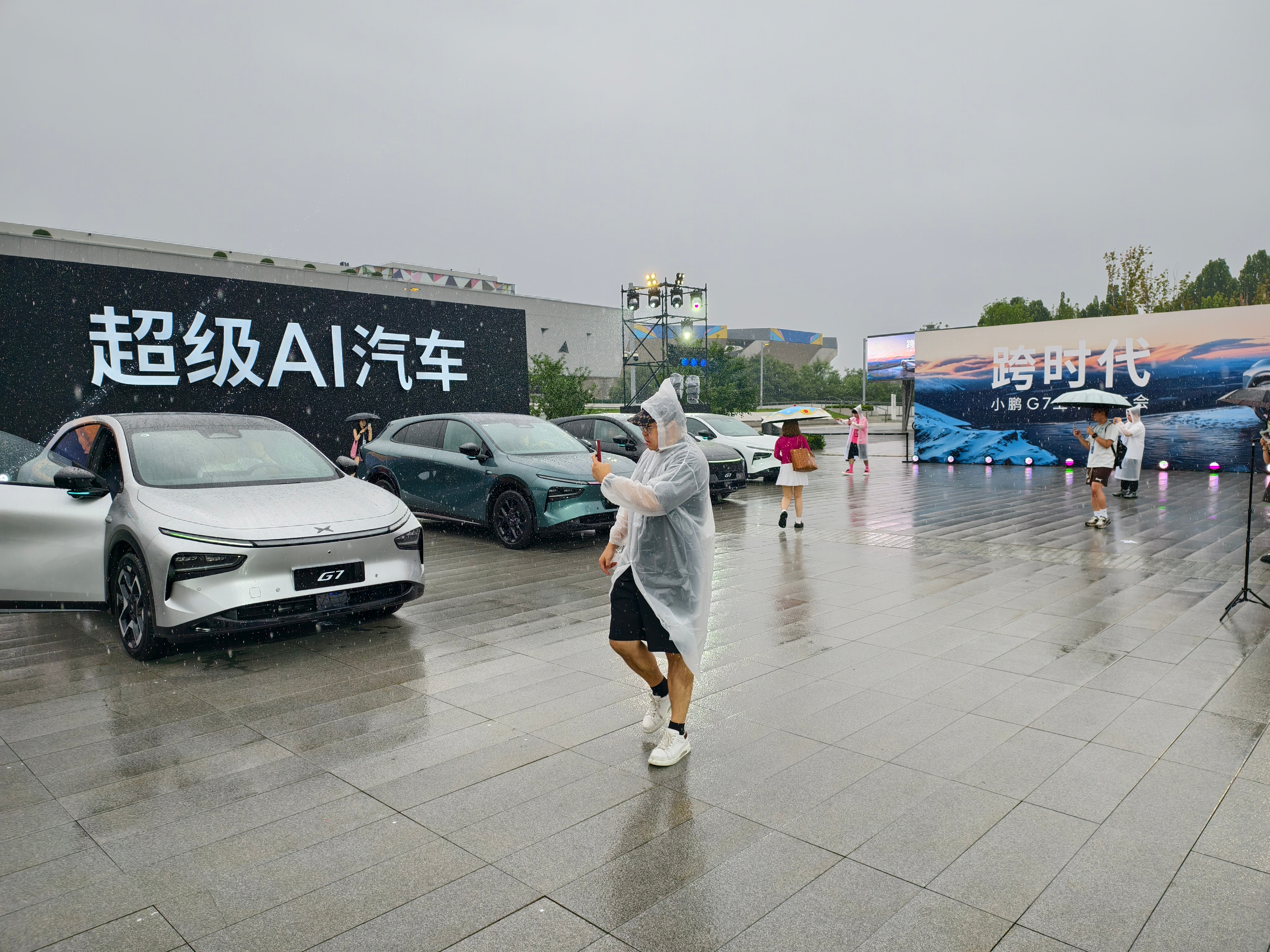 小鹏G7今日上市小鹏发布会的会场弄得蛮上心的，有很多打卡点，只是今天下雨了不然更