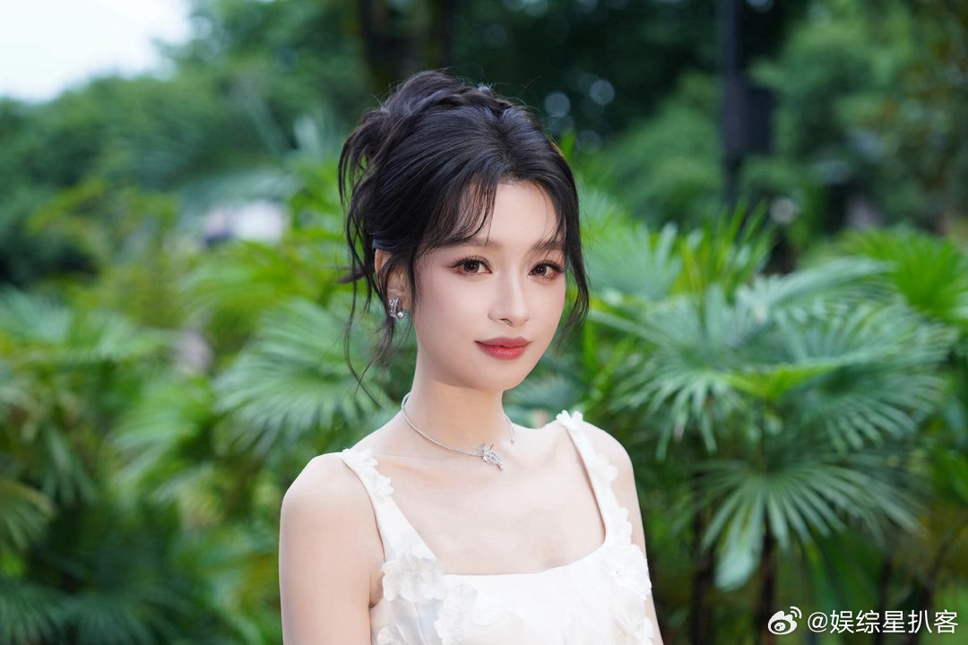 孙怡溜达着就把鱼钓到了不想睡的星期五水边漫步放松身心，随手一钓便有收获，简单又治