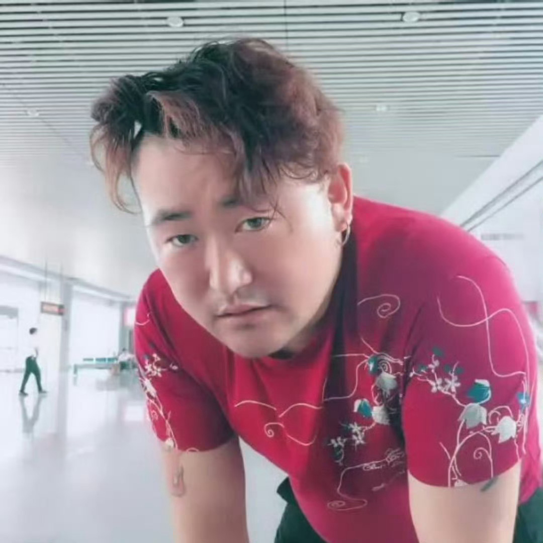 他就是骗王星去泰国的颜十六，现在骗人去缅甸跟当年骗人传销一样，都是从最亲近的人下