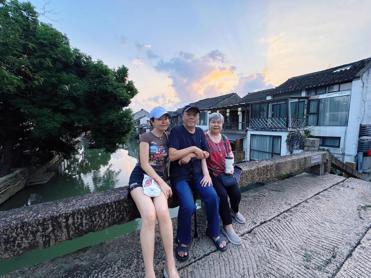 在家里呆着并不想出门，但每次出门又不想着急回去。

于是这次策划了把老公一个人扔