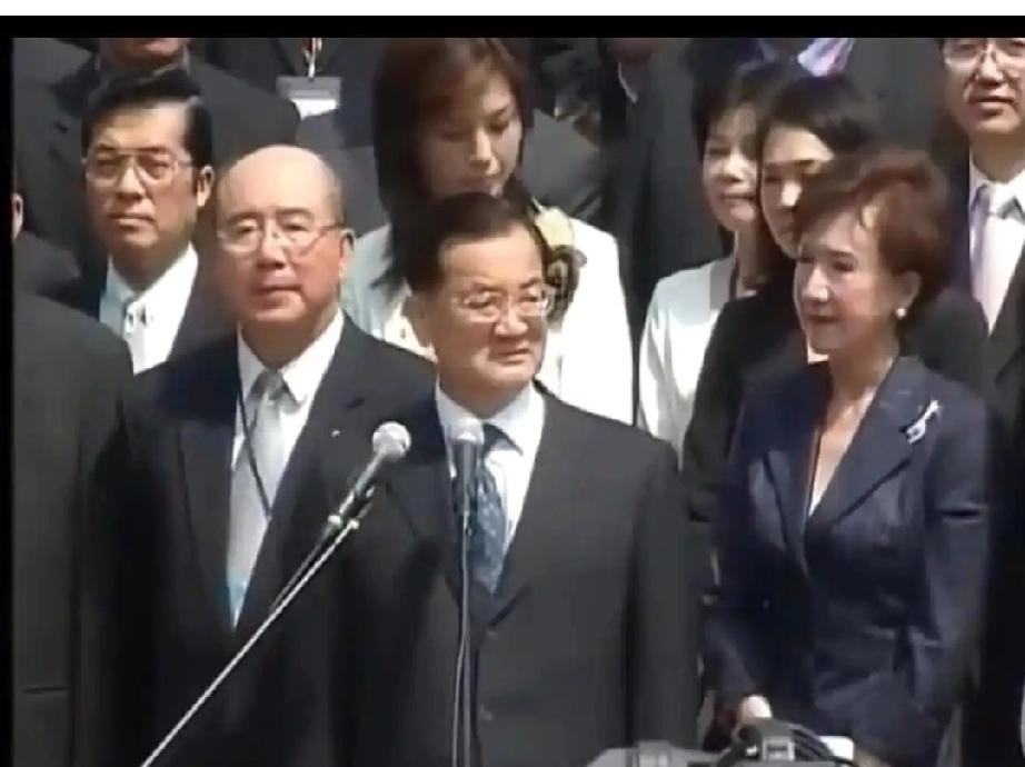 这张照你见过吗？照片拍摄于2005年，这是时任中国国民党主席连战首访大陆，邓丽文