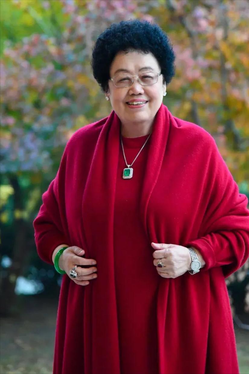 女首富陈丽华说，搞这个紫檀博物馆，太不容易了，要弄到最好的紫檀，要去印度的一个山