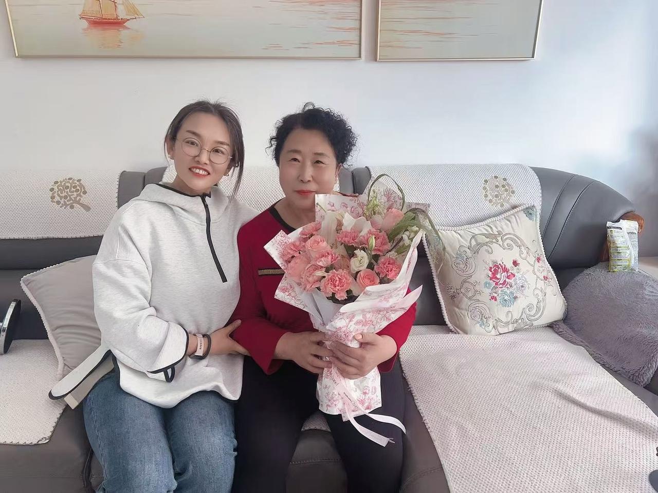 温馨时刻：女儿为妈妈献上鲜花，母女情深！🌸💐