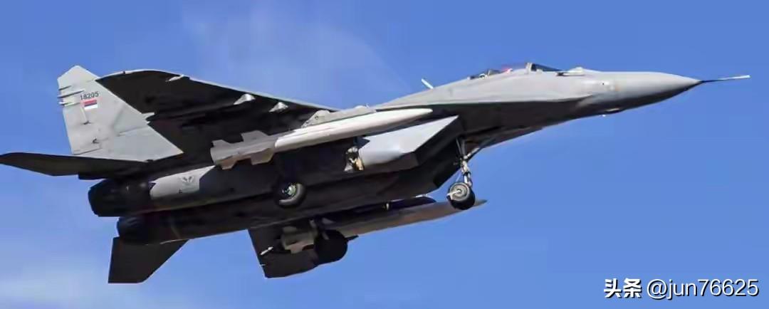 继巴基斯坦装备CM-400AKG超音速空地导弹后，又一个国家将其整合到自己国家的