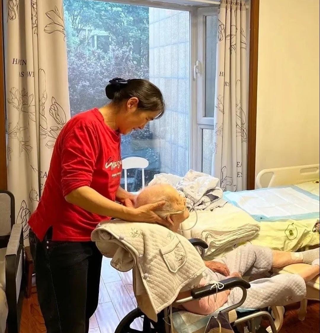 63岁大爷与保姆同居17年，每月给她转账5860，分手时大爷却冷笑:这5860块