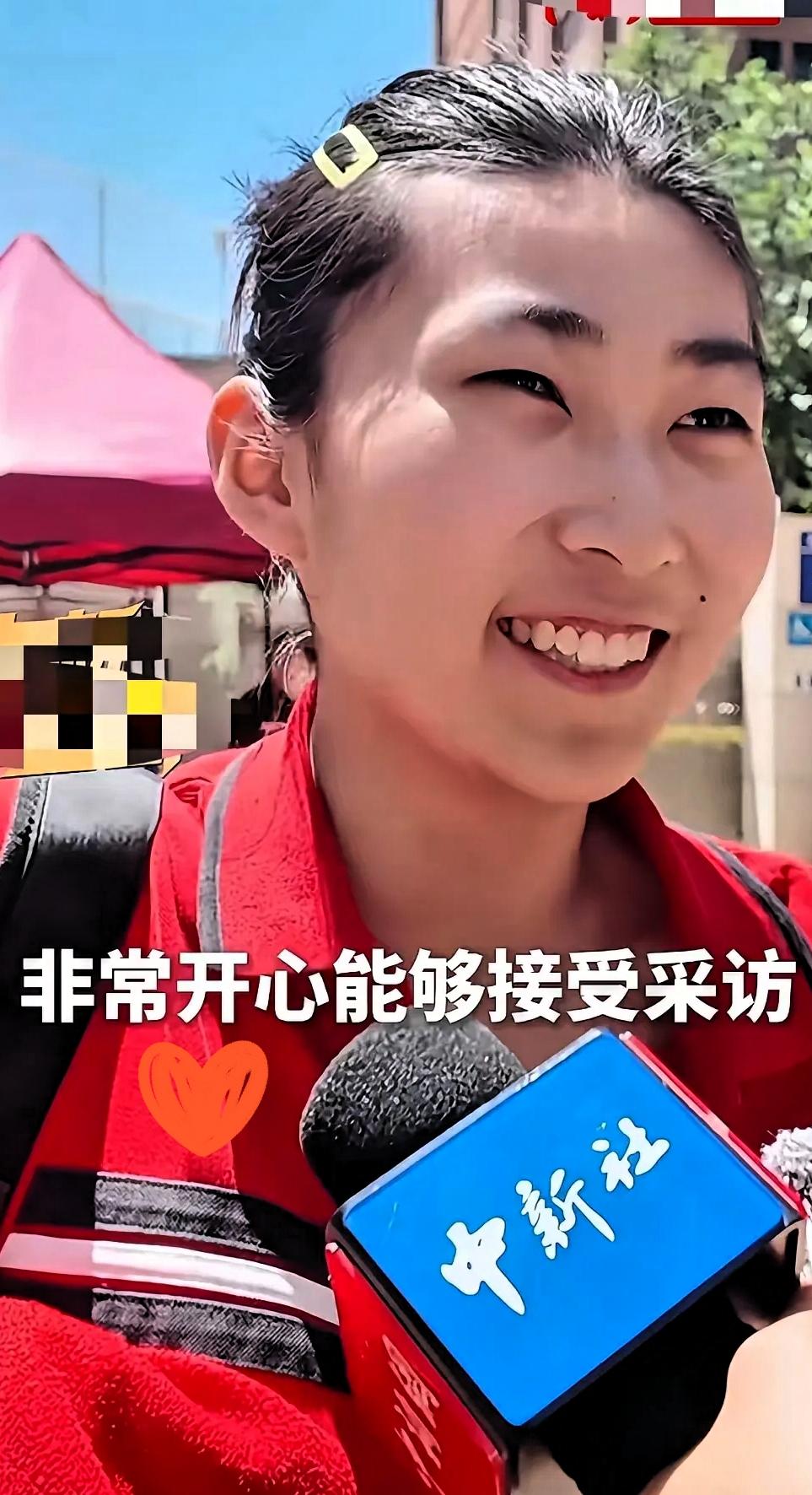 考场外这位女孩的状态，真的让人眼前一亮。考完语文坦然坦言作文发挥一般，还随口道出